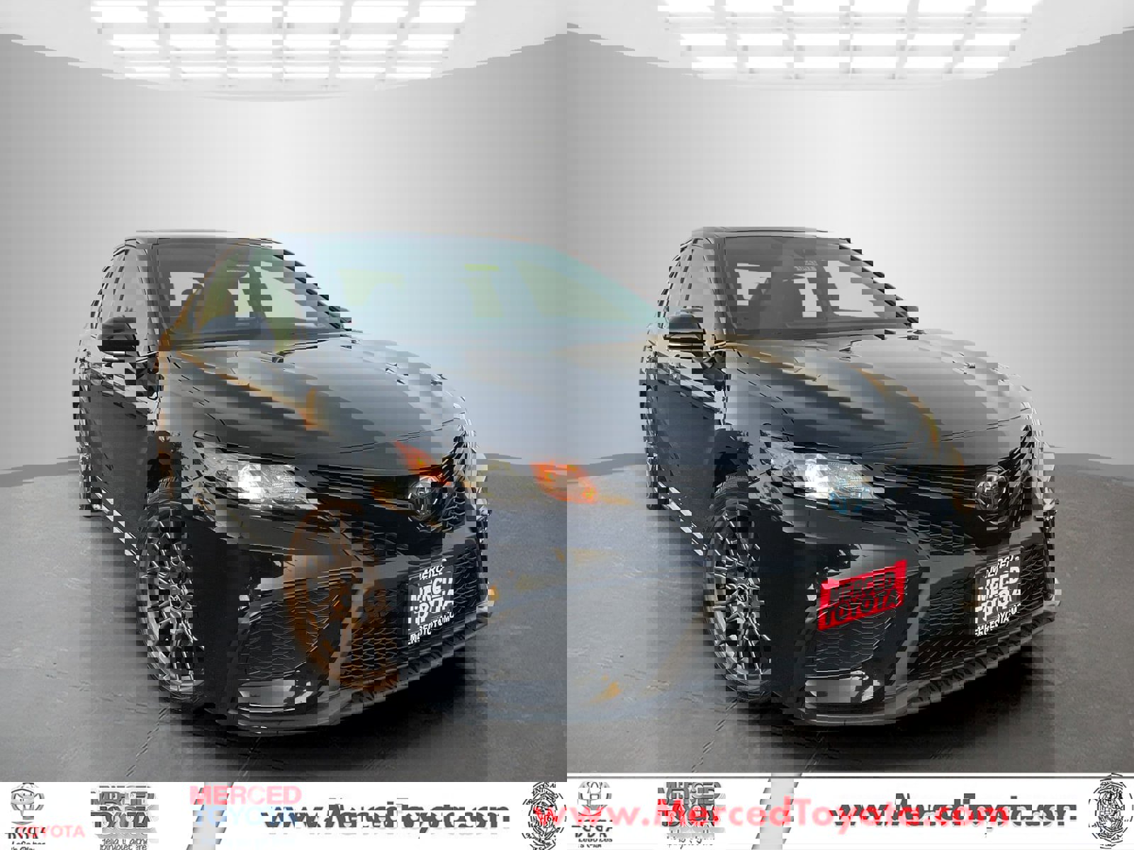 2023 Toyota Camry SE's photo