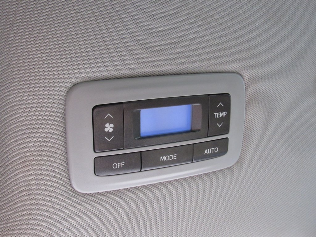 2018 Toyota Sienna XLE photo 34