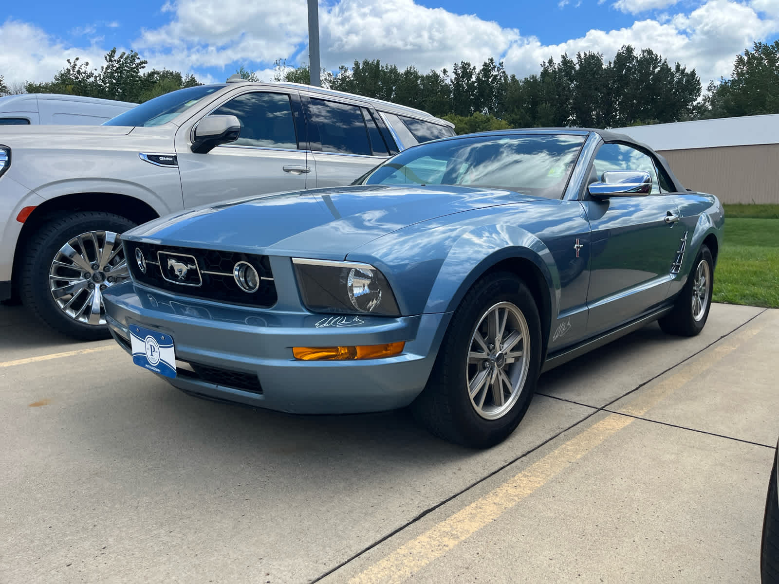 2005 Ford Mustang Deluxe photo 2