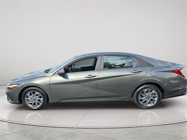 2024 Hyundai Elantra SEL photo 2