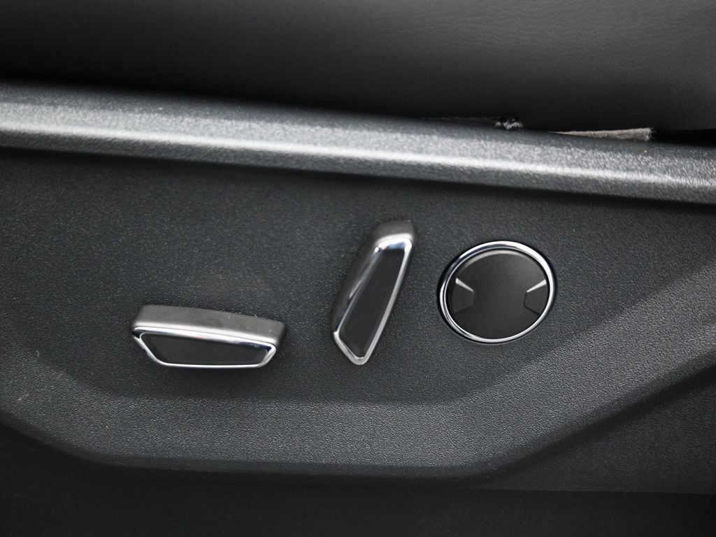2025 Ford F-150 Lariat photo 8