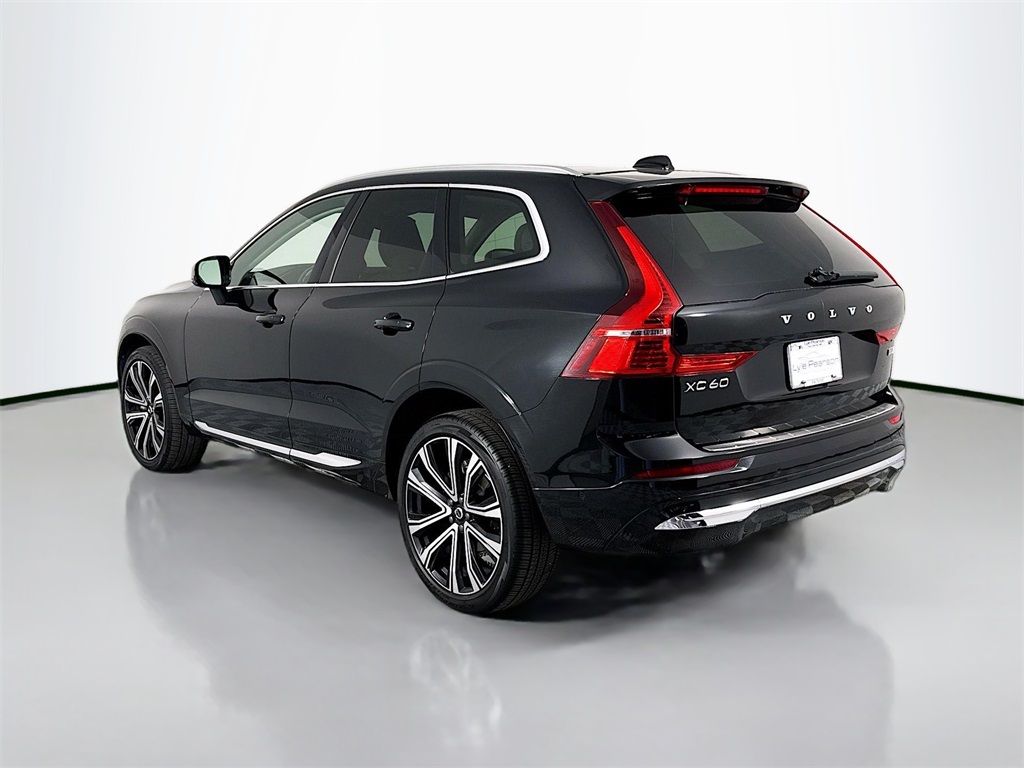 2023 Volvo XC60 B5 Ultimate photo 3