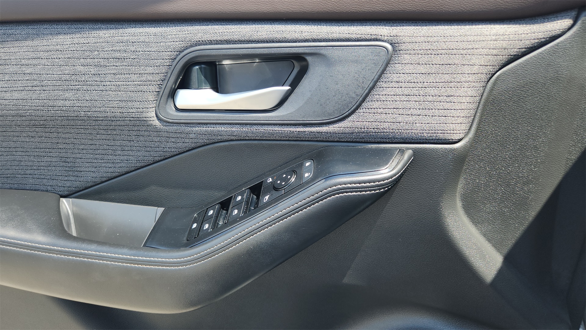 2023 Nissan Rogue SV photo 12