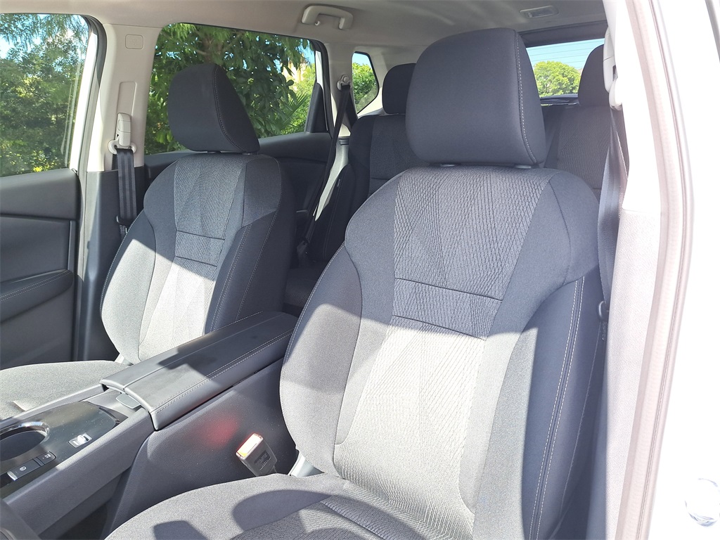 2026 Nissan Rogue SV photo 20