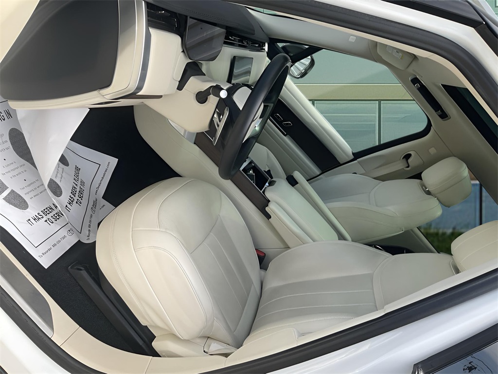 2023 Land Rover Range Rover SE photo 11