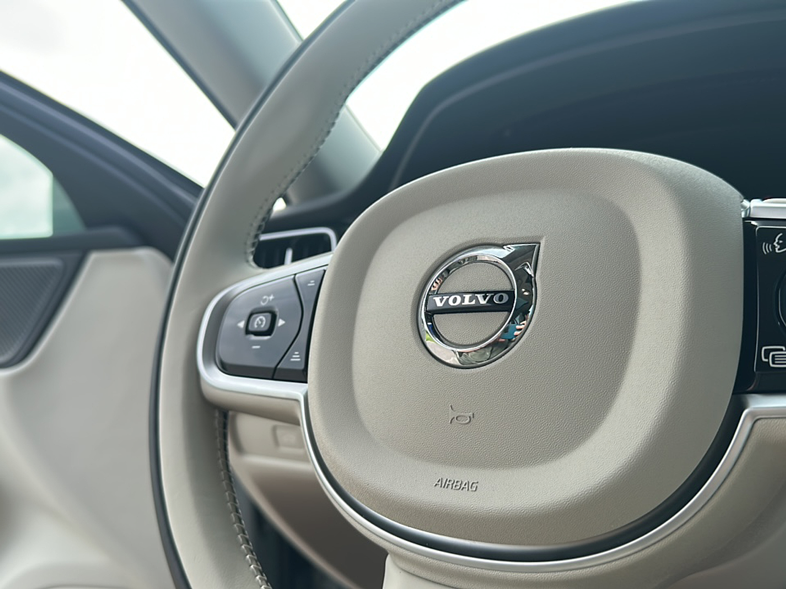 2026 Volvo V60 Cross Country B5 AWD Plus photo 13