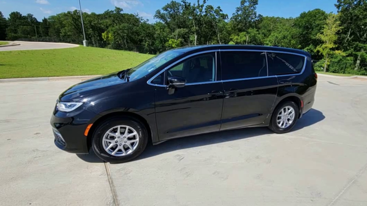 2024 Chrysler Pacifica Touring L photo 30