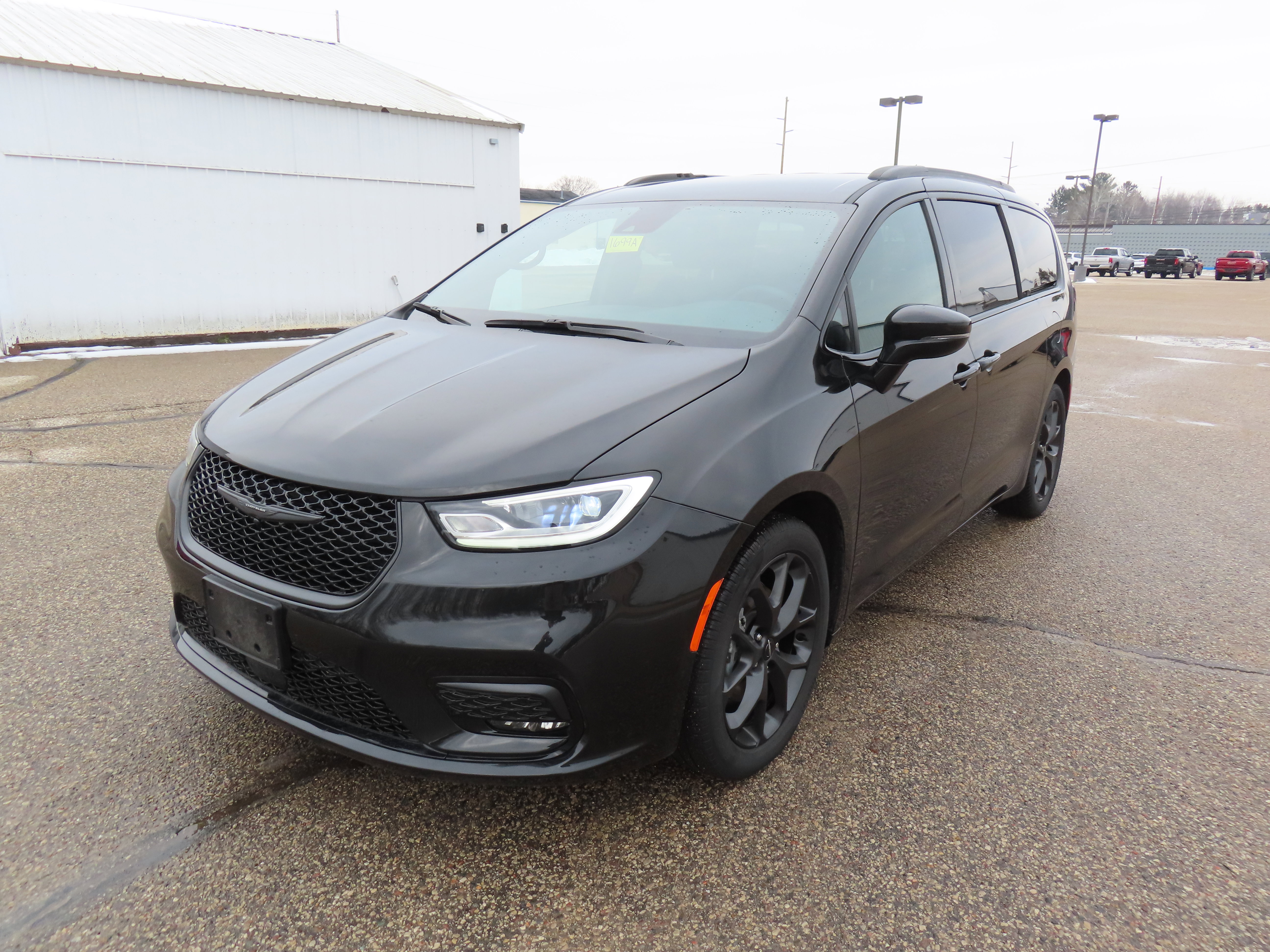 2024 Chrysler Pacifica Touring L's photo