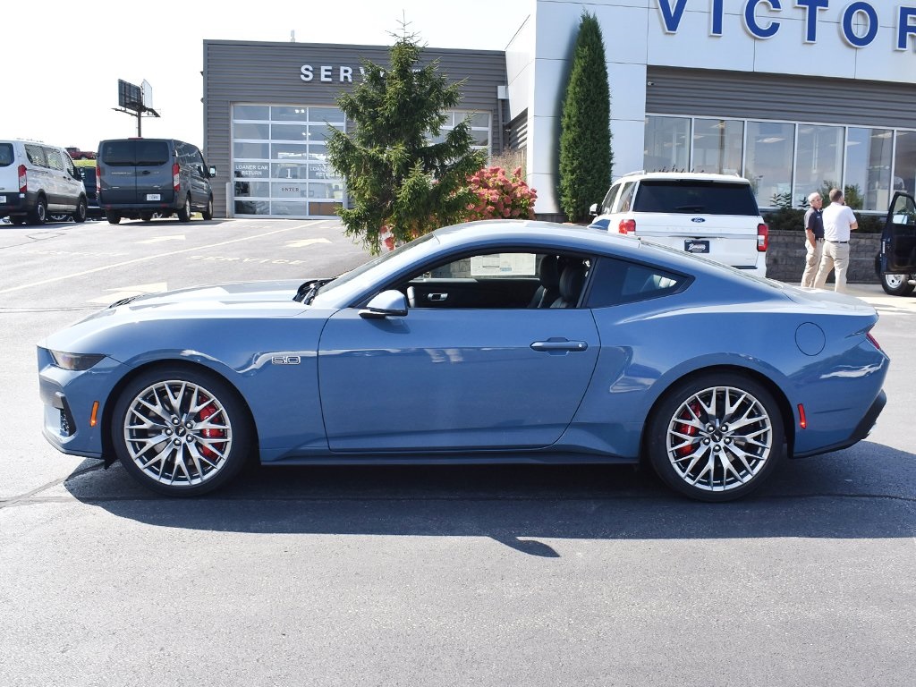 2025 Ford Mustang GT Premium photo 2