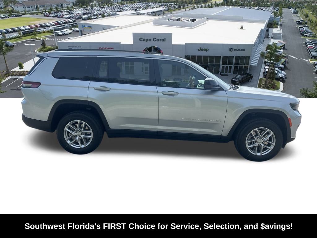 2025 Jeep Grand Cherokee Laredo photo 4