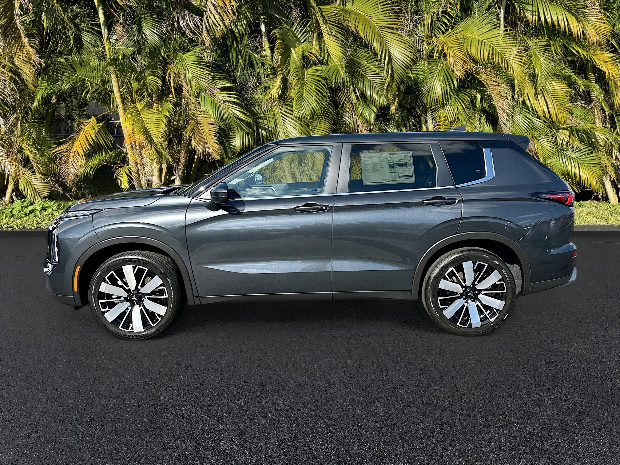 2025 Mitsubishi Outlander SE photo 2