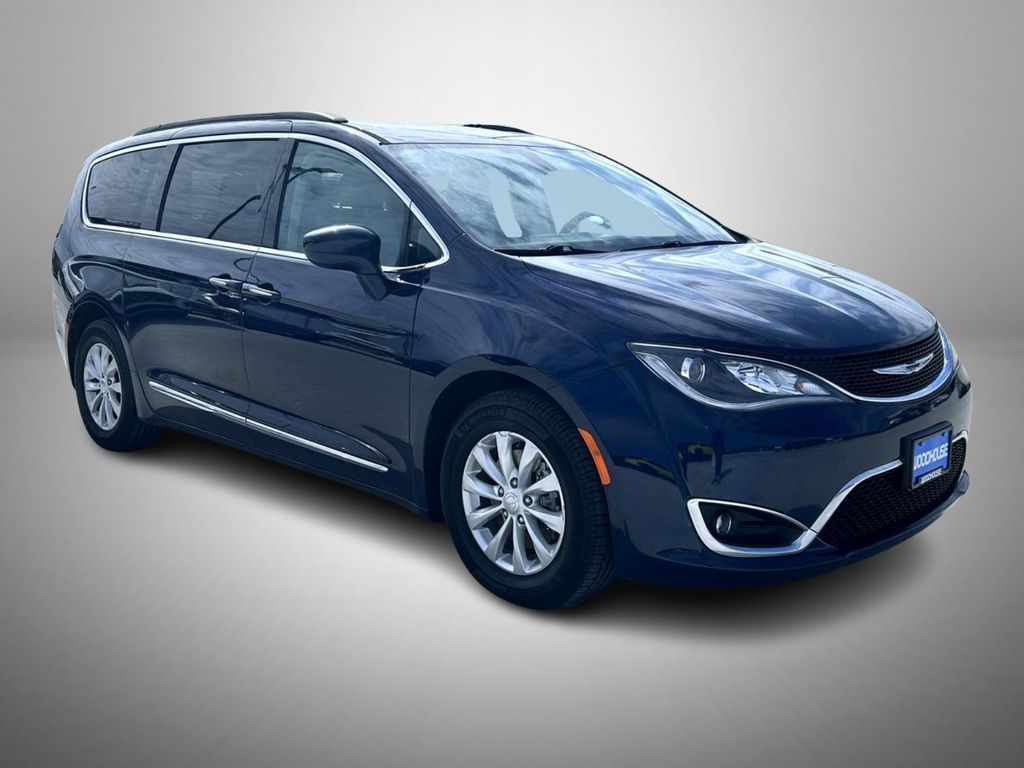 2017 Chrysler Pacifica Touring L photo 3