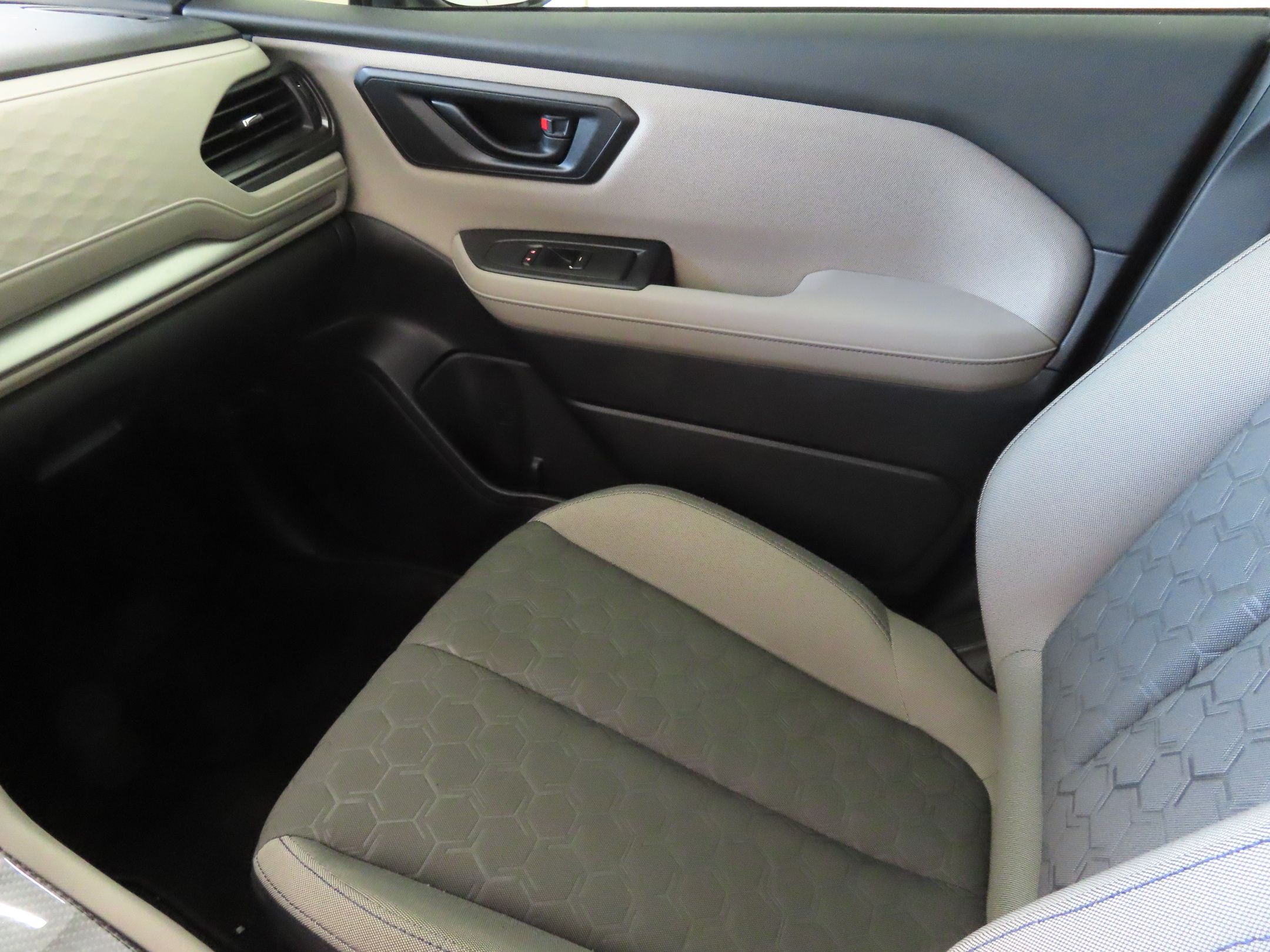 2025 Subaru Forester Base photo 18