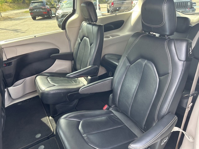 2022 Chrysler Pacifica Touring L photo 9