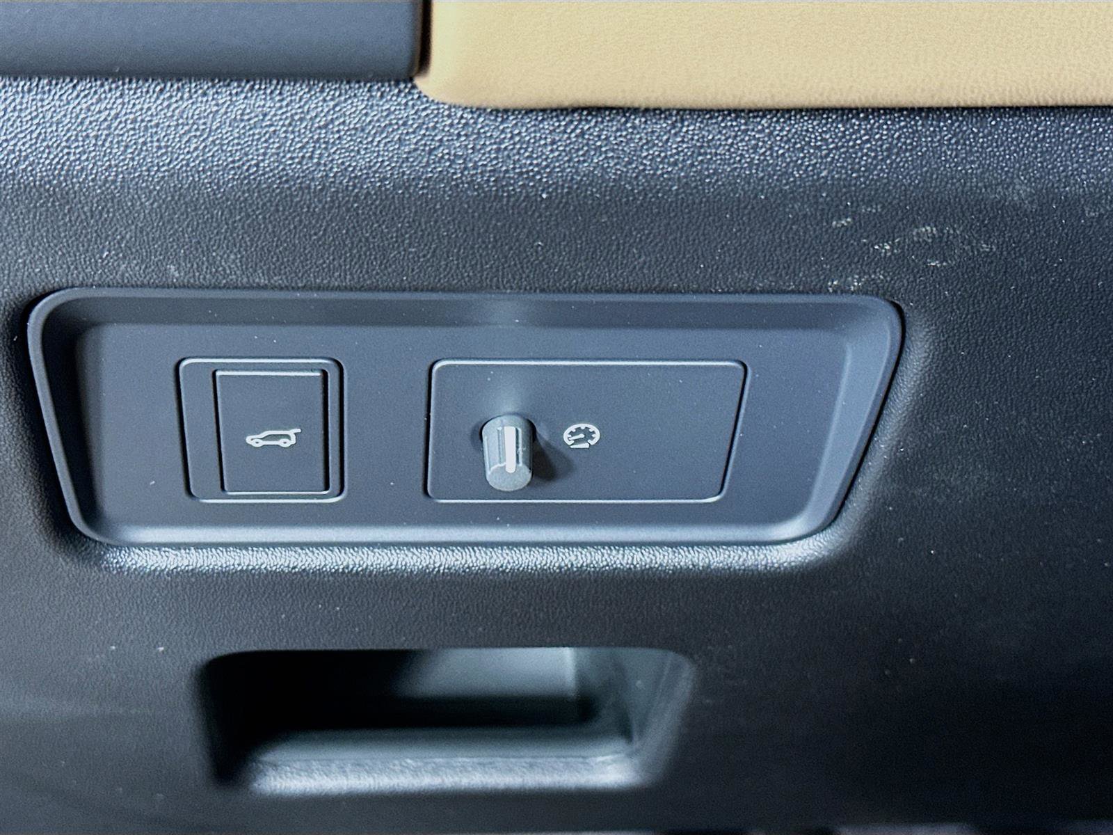2025 Land Rover Discovery Metropolitan Edition photo 9