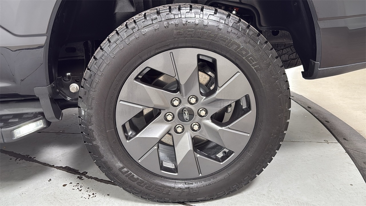 2023 Ford F-150 Lightning Lariat photo 21