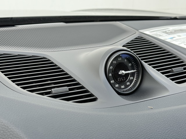 2025 Porsche Cayenne Base photo 13