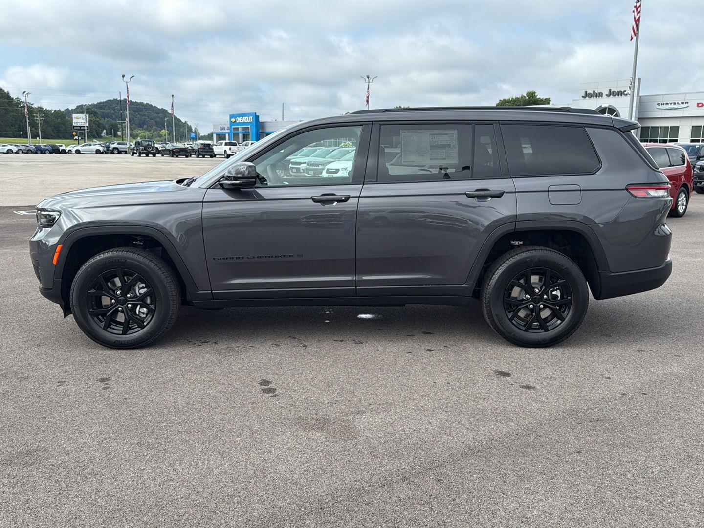 2025 Jeep Grand Cherokee Altitude photo 3