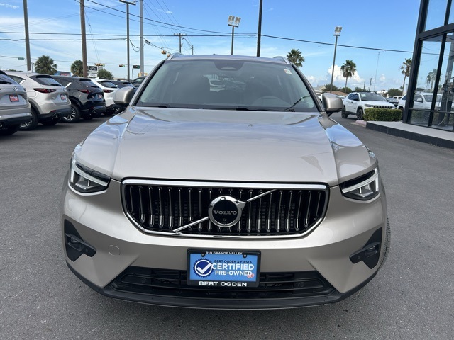 2023 Volvo XC40 Plus photo 2