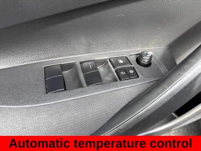 2021 Toyota Corolla LE photo 6