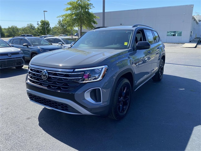 2025 Volkswagen Atlas Peak Edition SE photo 3