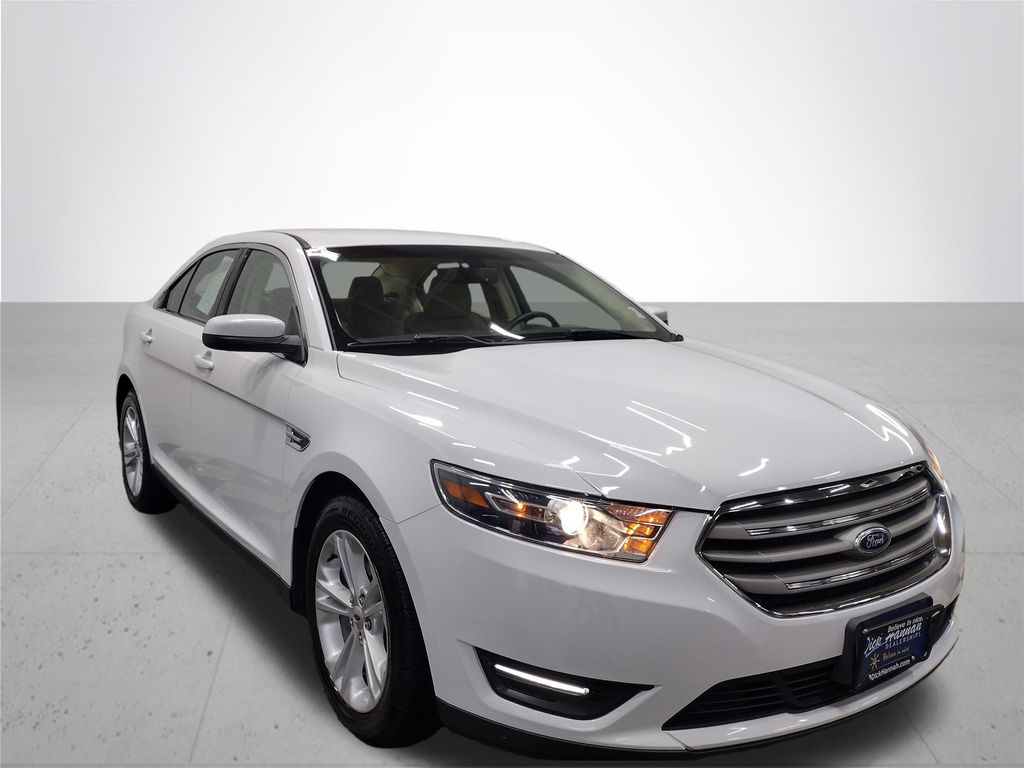 2016 Ford Taurus SEL photo 4