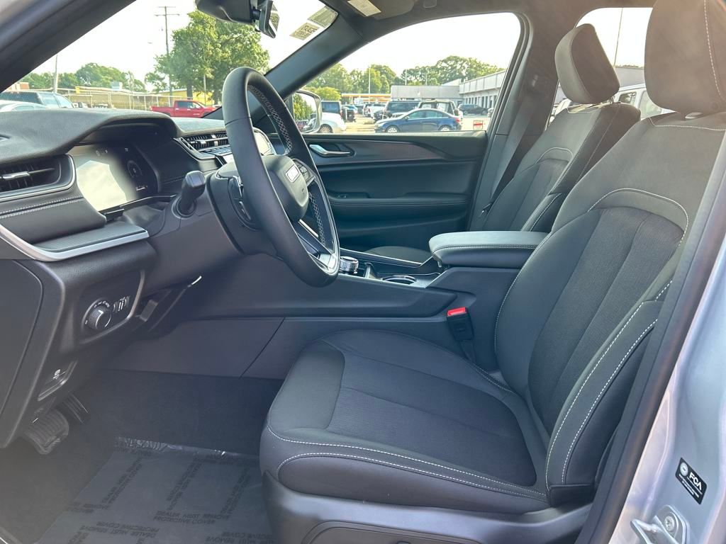 2025 Jeep Grand Cherokee Laredo Altitude photo 18