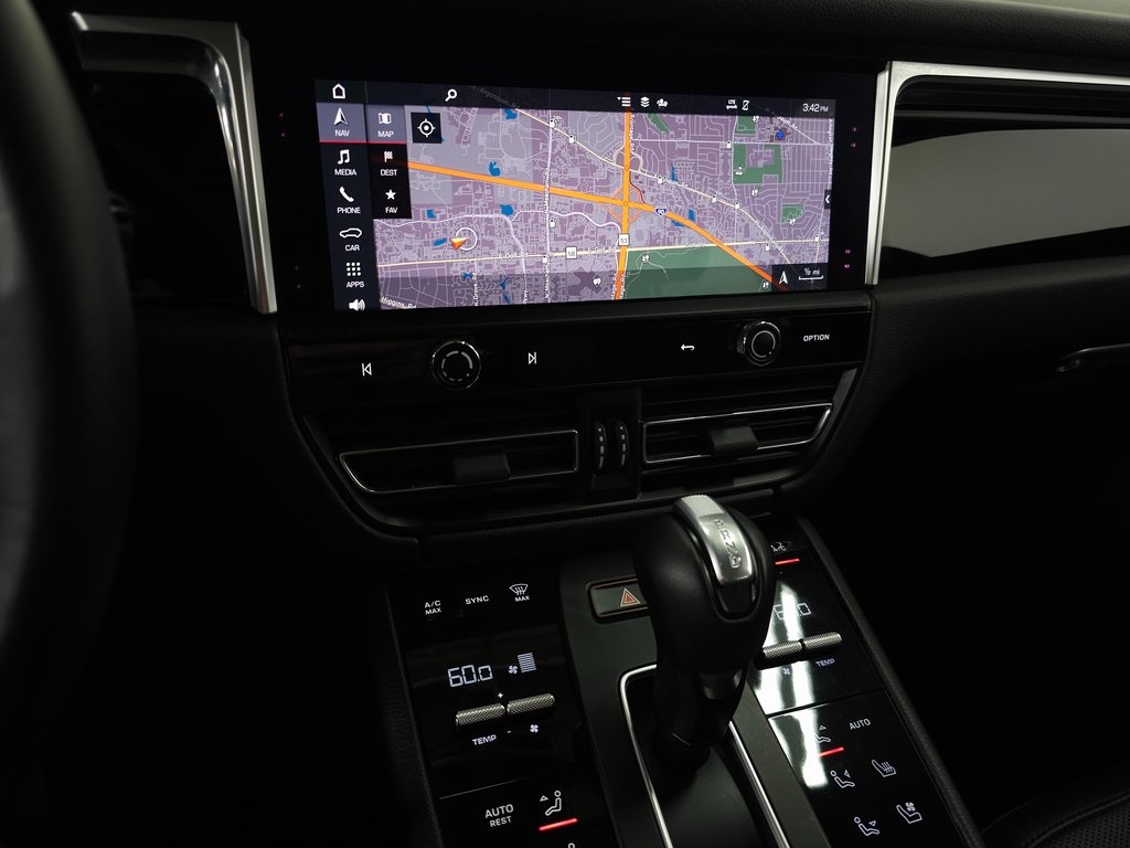 2022 PORSCHE MACAN - Image 24