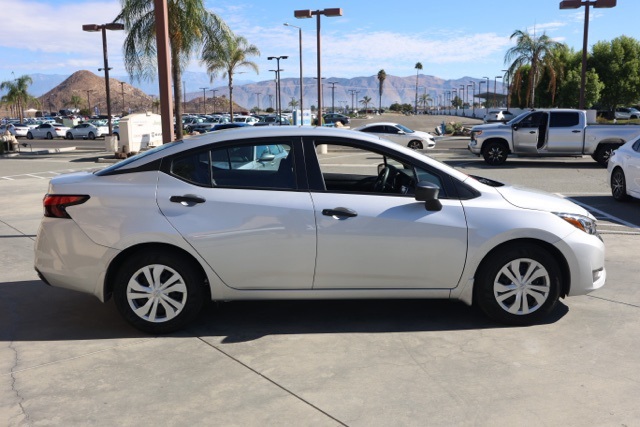 2025 Nissan Versa 1.6 S photo 2