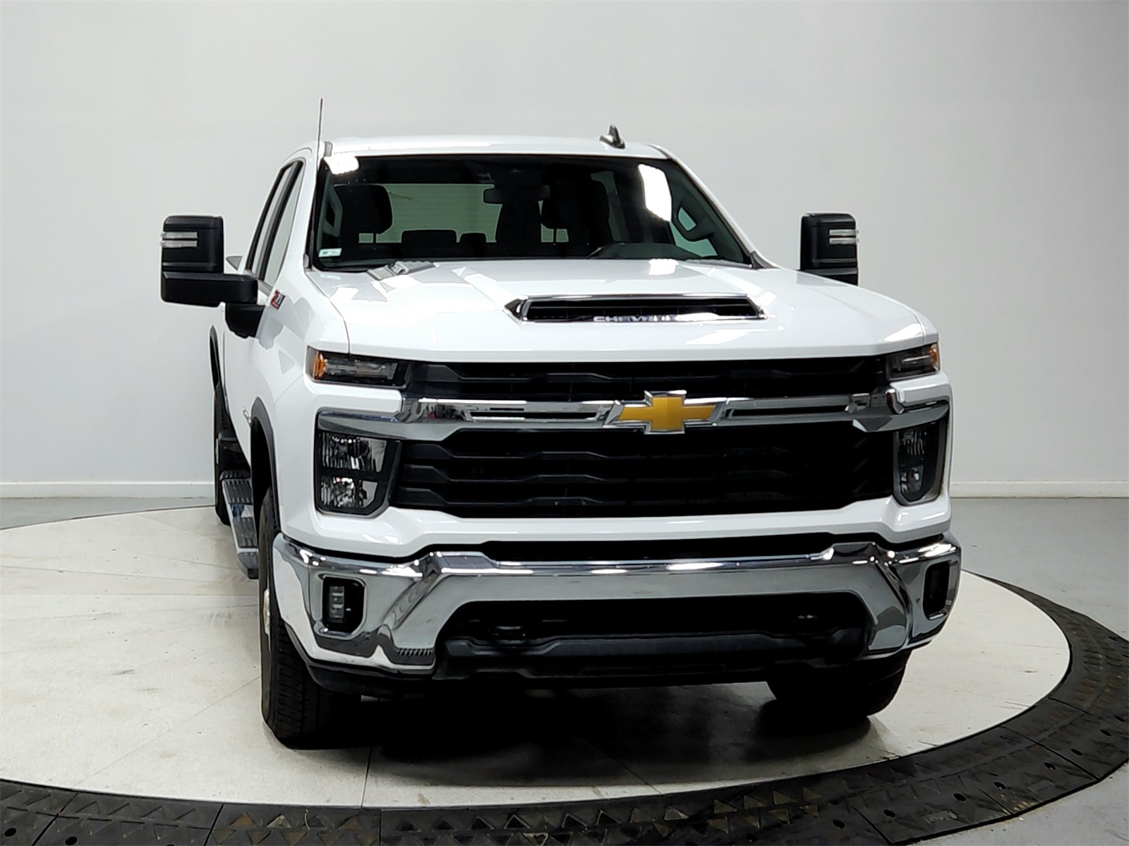 2025 Chevrolet Silverado 2500HD LT photo 2