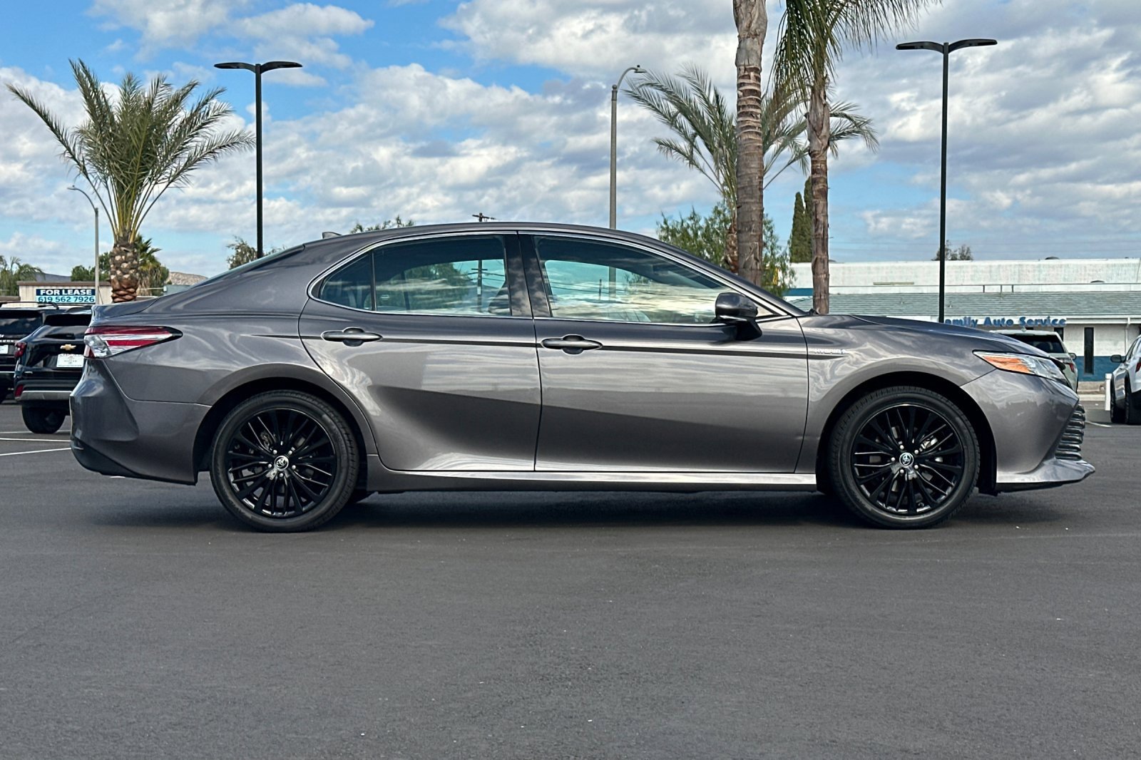 2020 Toyota Camry XLE Hybrid photo 3