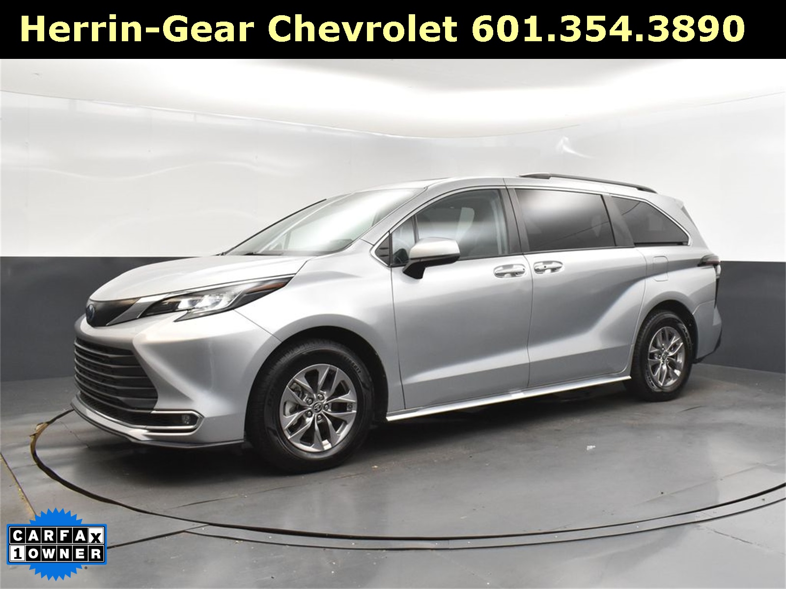 2023 Toyota Sienna XLE photo 3