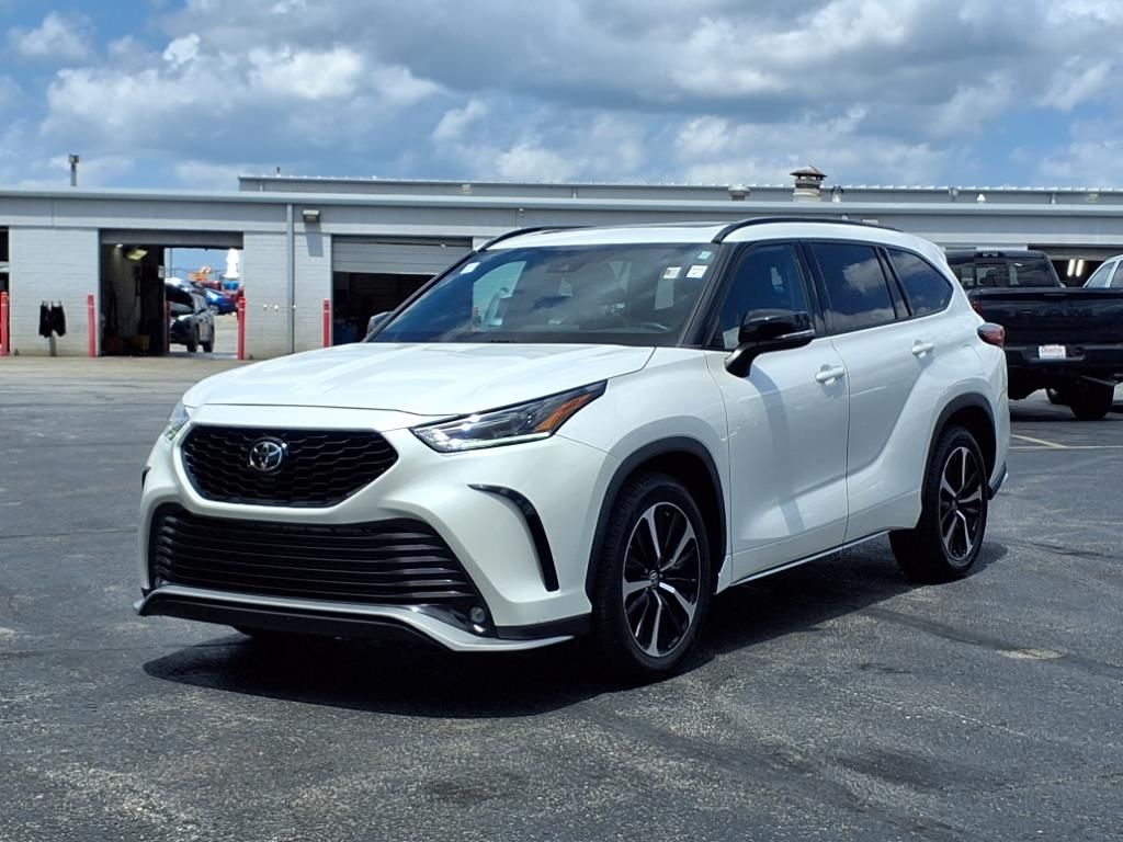 Used 2021 Toyota Highlander XSE with VIN 5TDLZRBH2MS101232 for sale in Kansas City