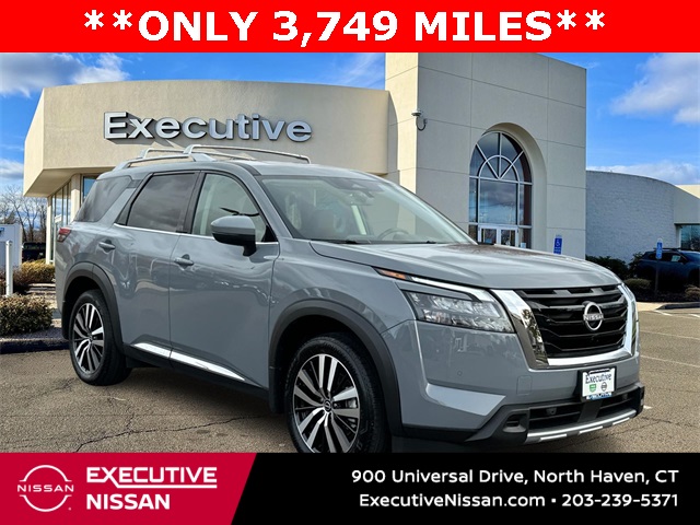 2025 Nissan Pathfinder Platinum's photo