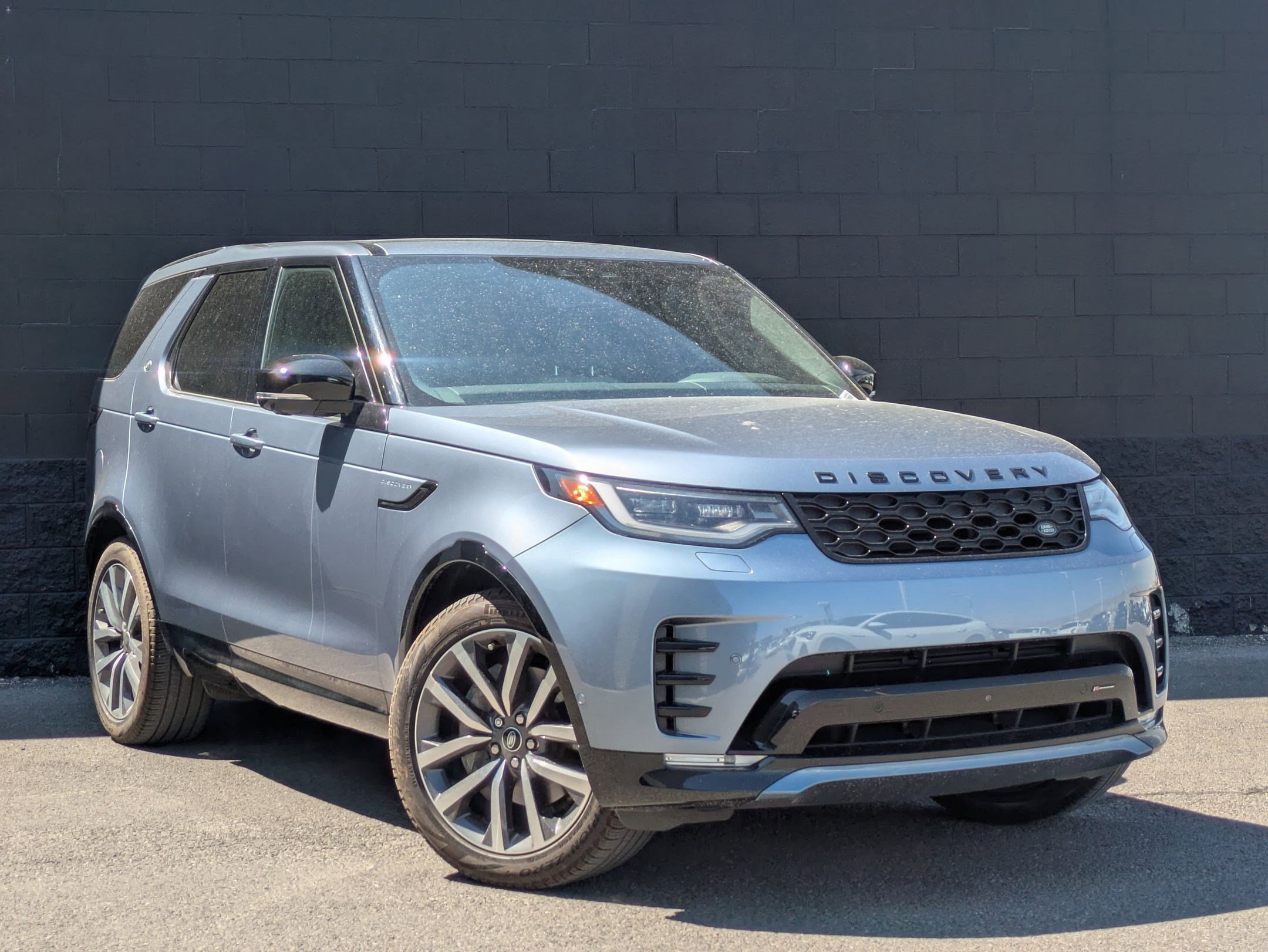2023 Land Rover Discovery P300 S S R-Dynamic photo 2