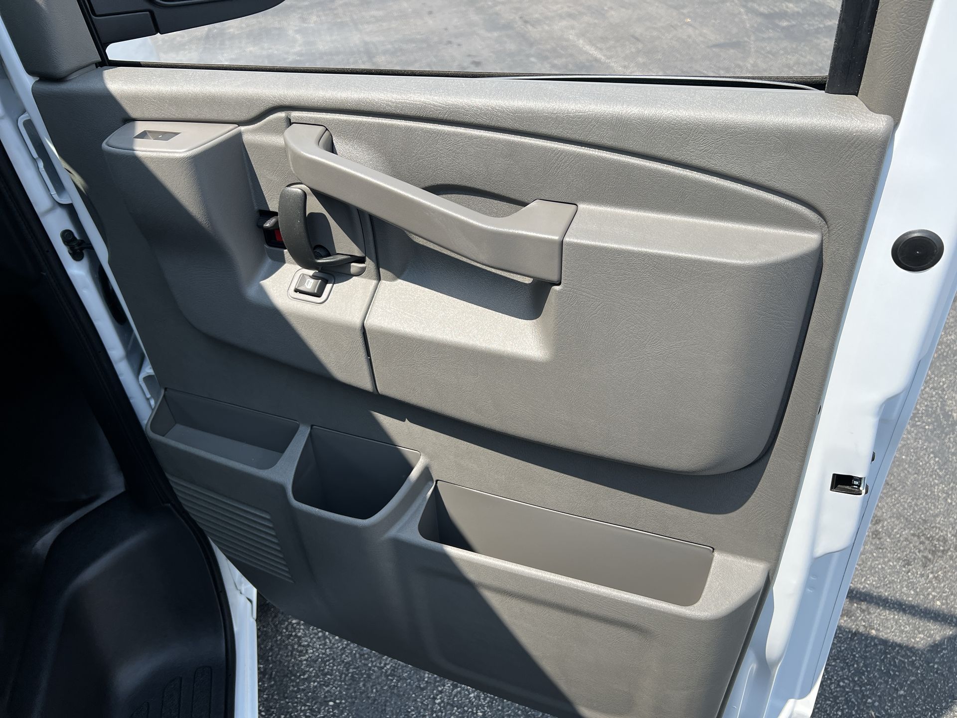 2025 Chevrolet Express Cargo 3500 photo 10