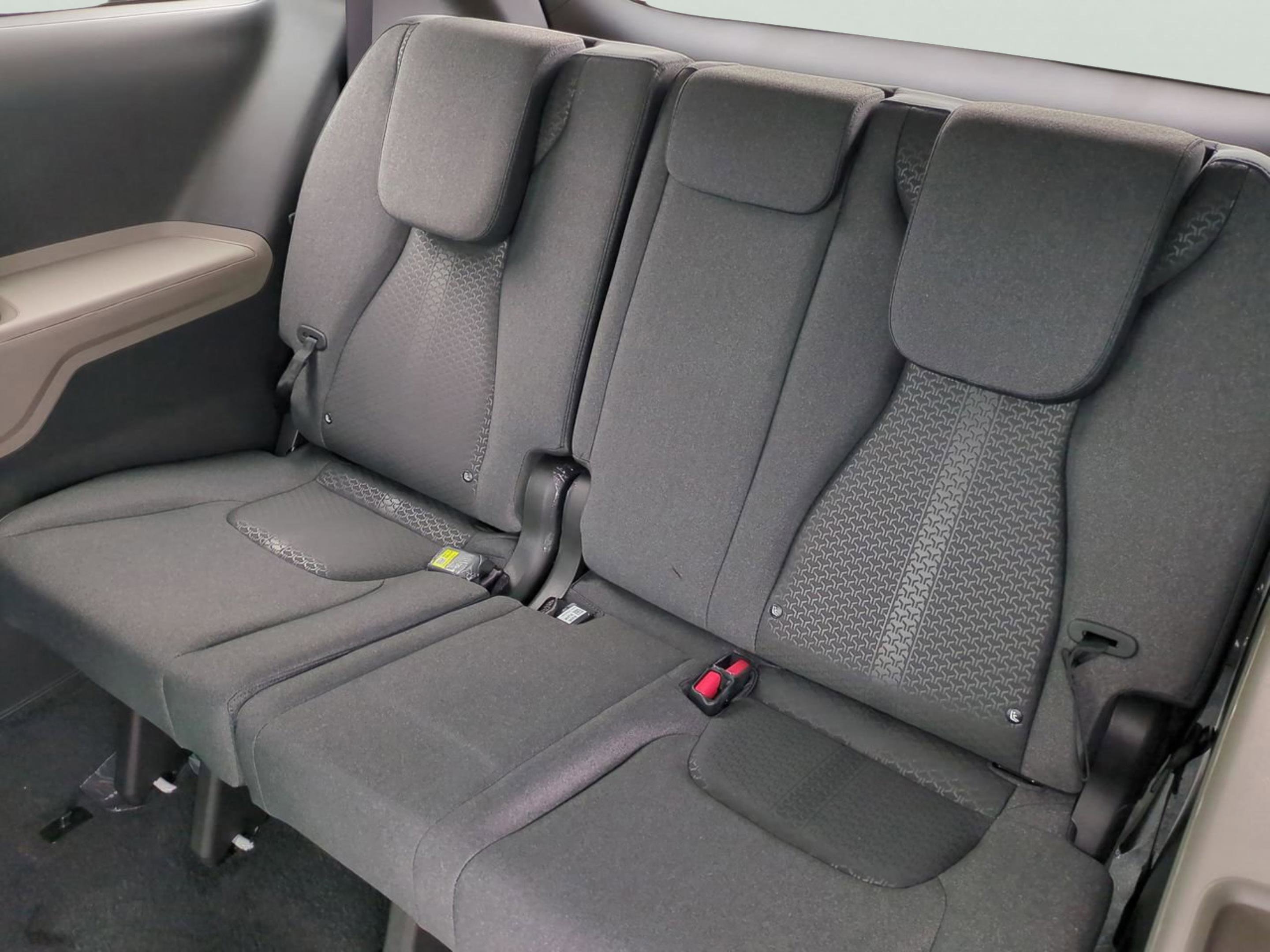 2026 Kia Carnival LX photo 9