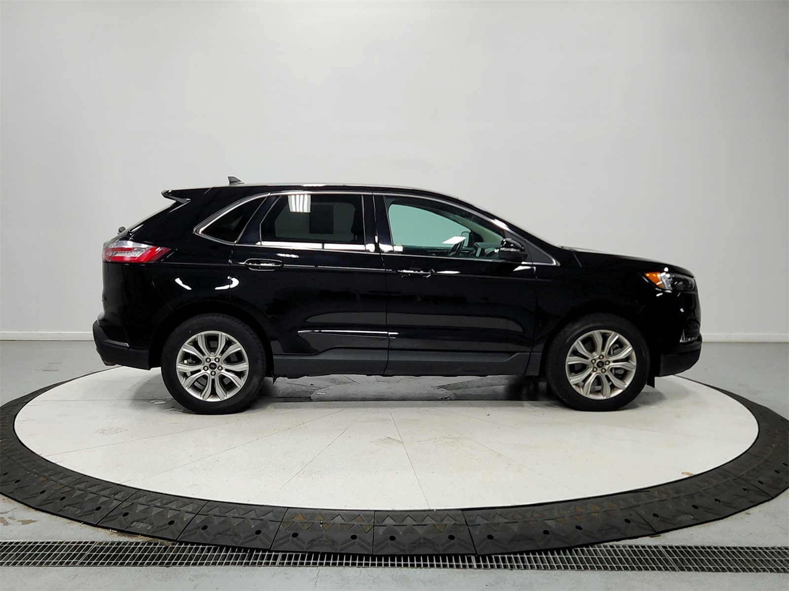 2024 Ford Edge Titanium photo 8