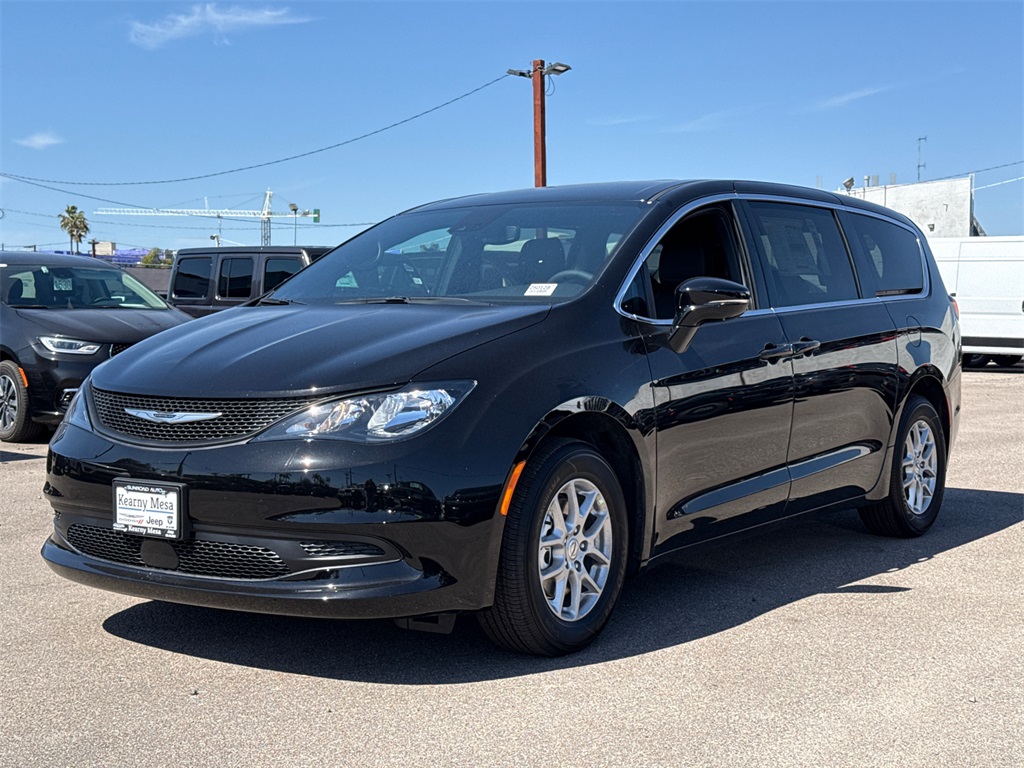 2025 Chrysler Voyager LX photo 4