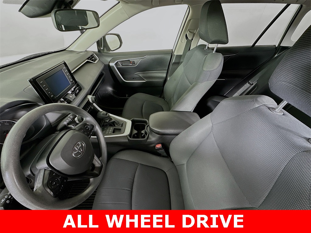 2019 Toyota RAV4 LE photo 2