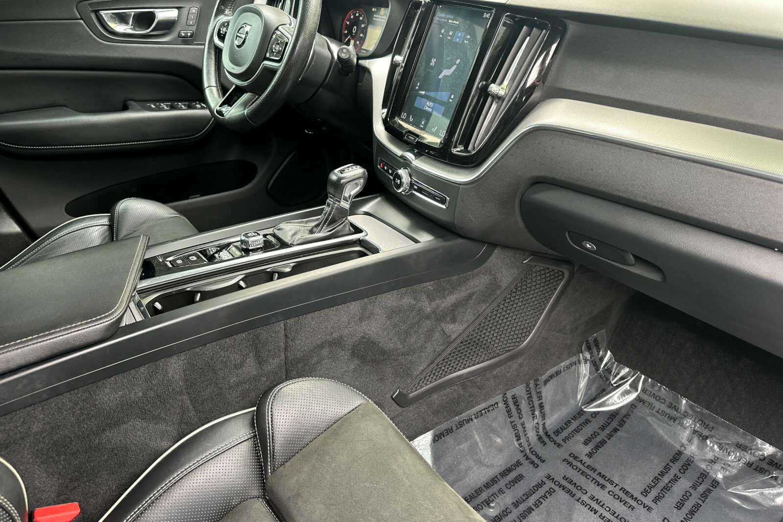 2018 Volvo XC60 T6 R-Design photo 15