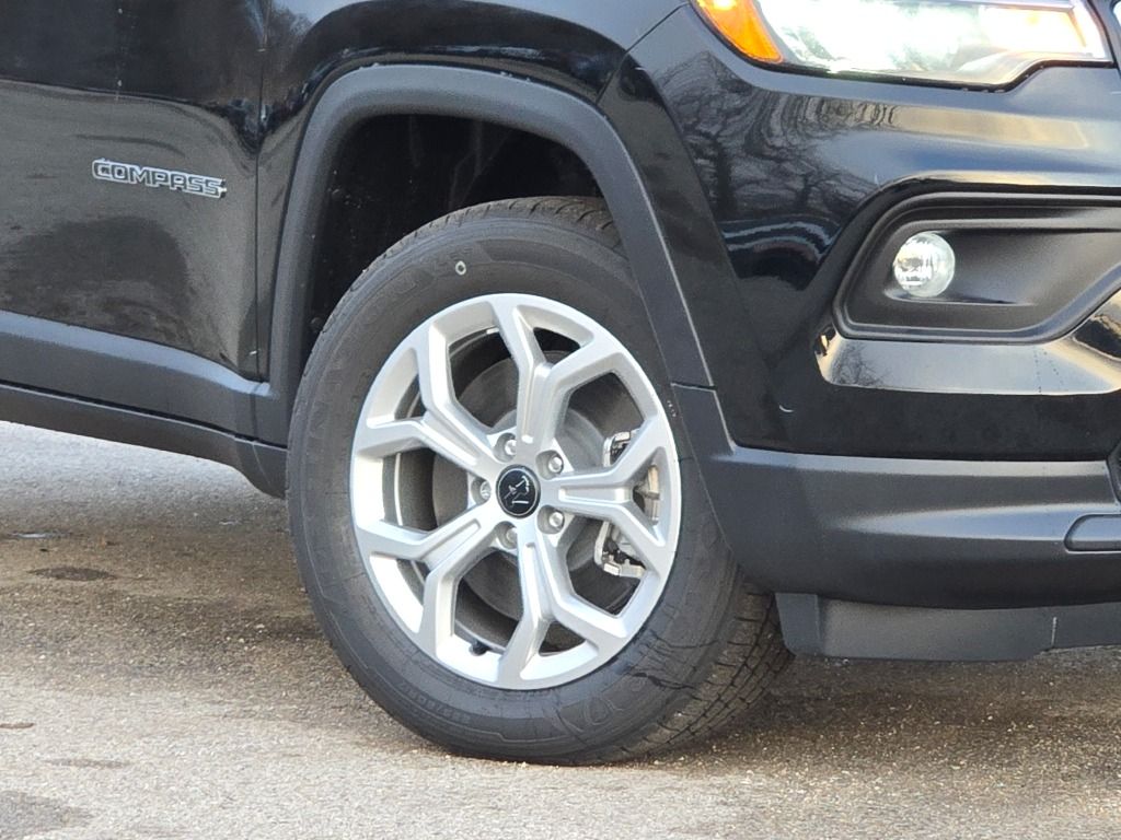 2025 Jeep Compass Latitude photo 3