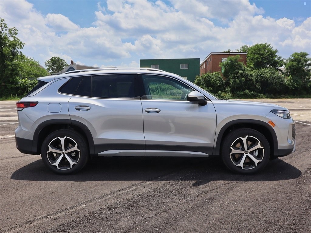 2025 Volkswagen Tiguan SE photo 4