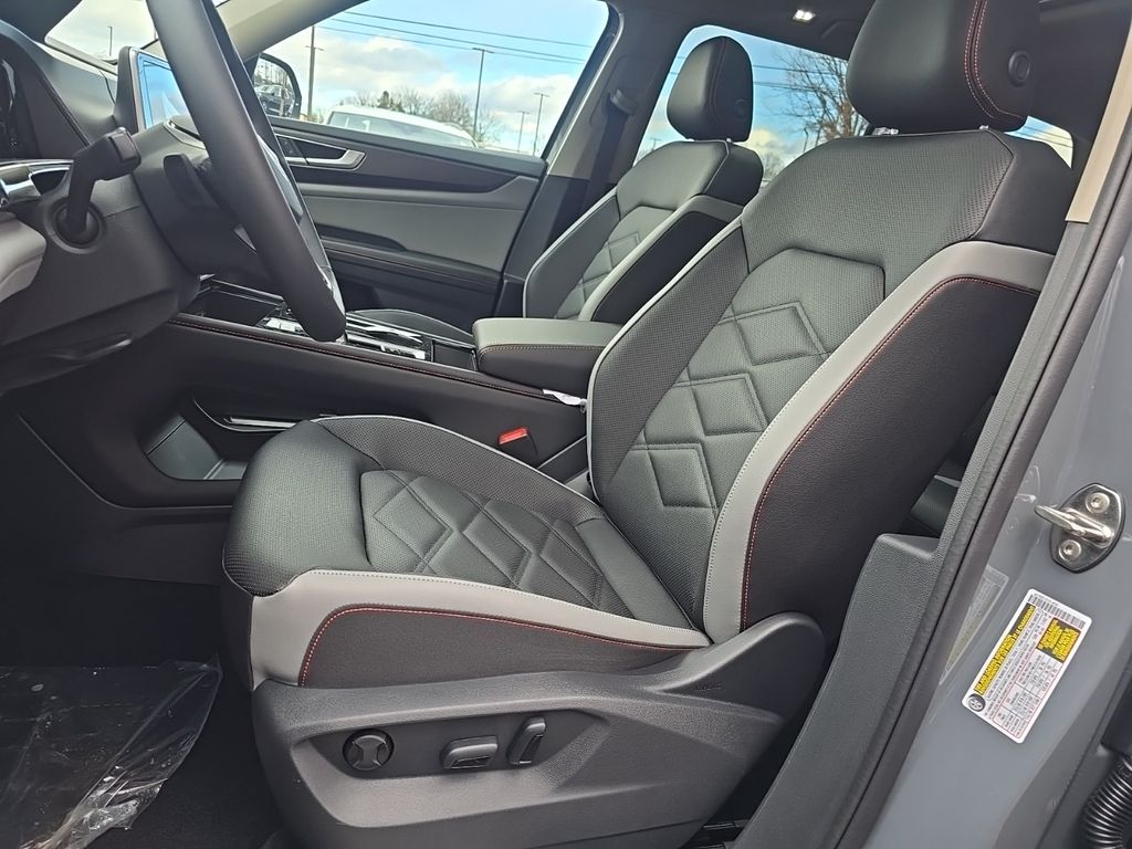 2025 Volkswagen Atlas Peak Edition SE photo 2