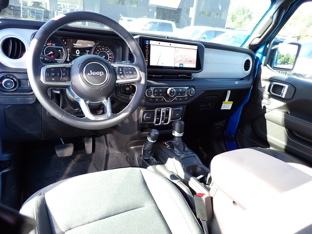 2025 Jeep Wrangler Sahara photo 12