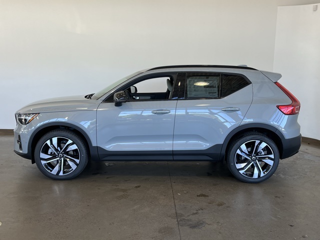 2025 Volvo XC40 Plus photo 2