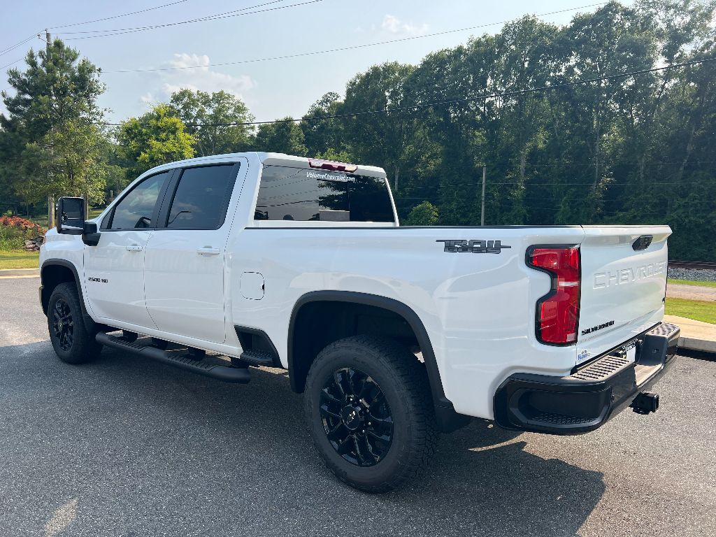 2025 Chevrolet Silverado 2500HD LT photo 3