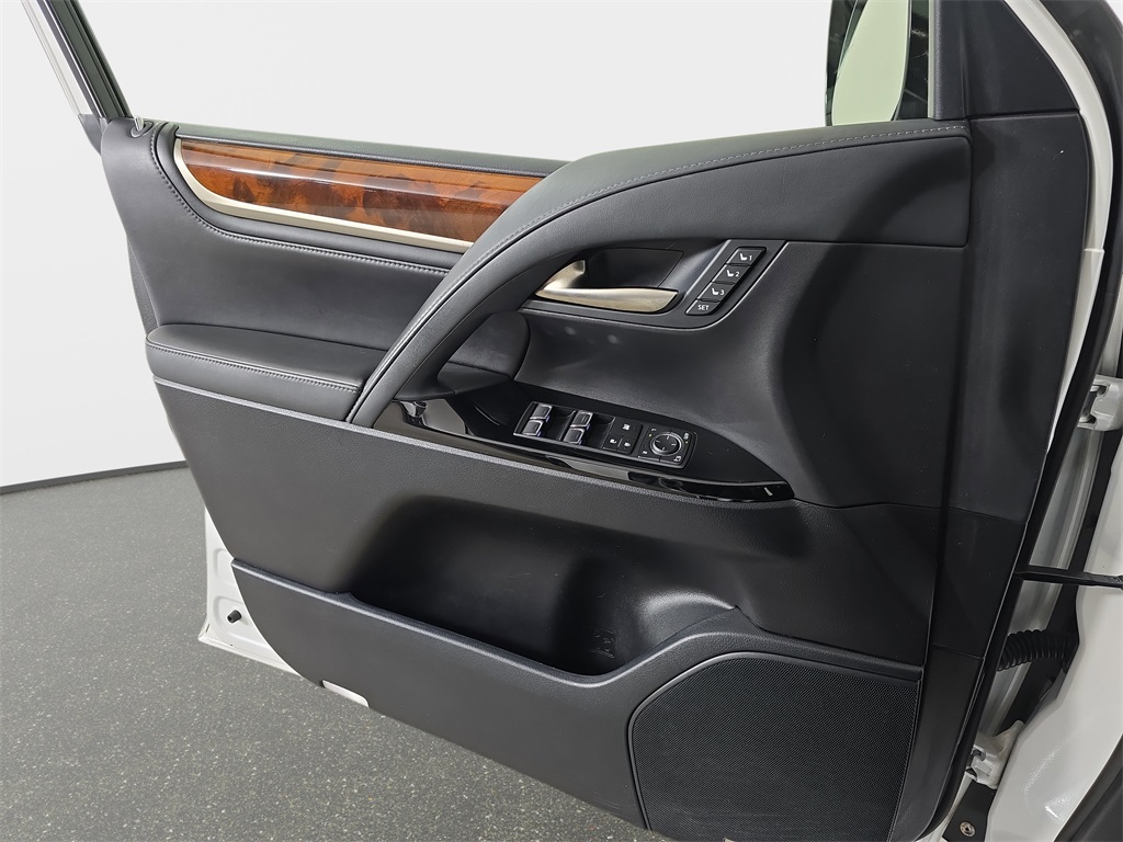 2020 Lexus LX 570 photo 25