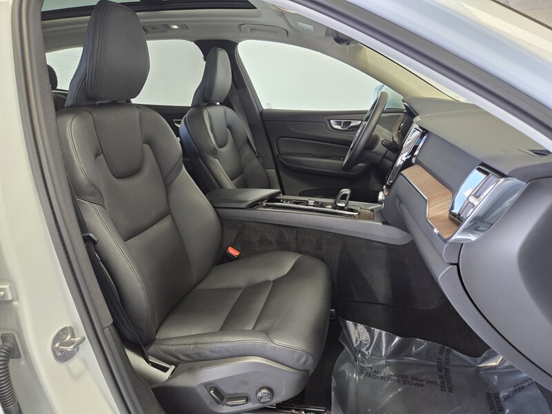 2023 Volvo XC60 B5 Plus photo 21