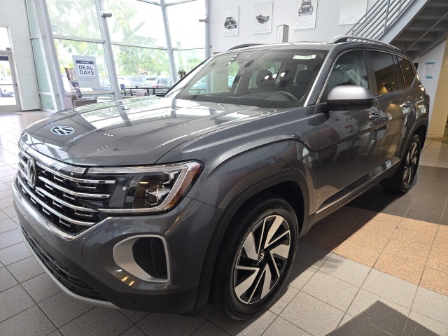 2025 Volkswagen Atlas SEL photo 3